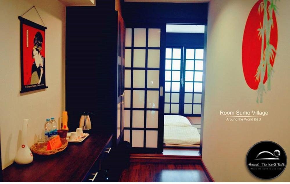 Around The World Bed And Breakfast Bangkok Bagian luar foto